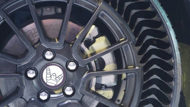 michelin-uptis-tire-close-up-1559677065.jpg